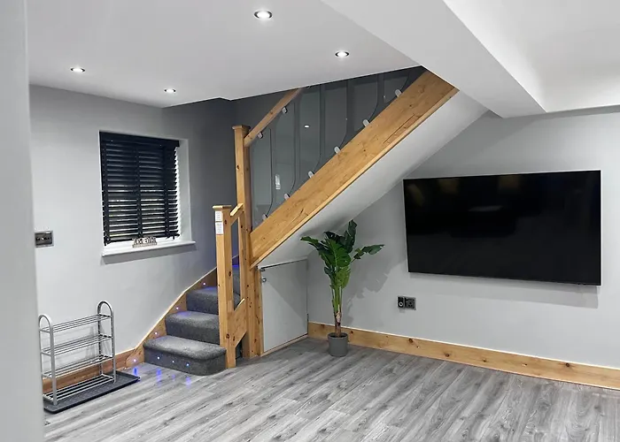 Entire Two Bedroom Guest House & Free Parking